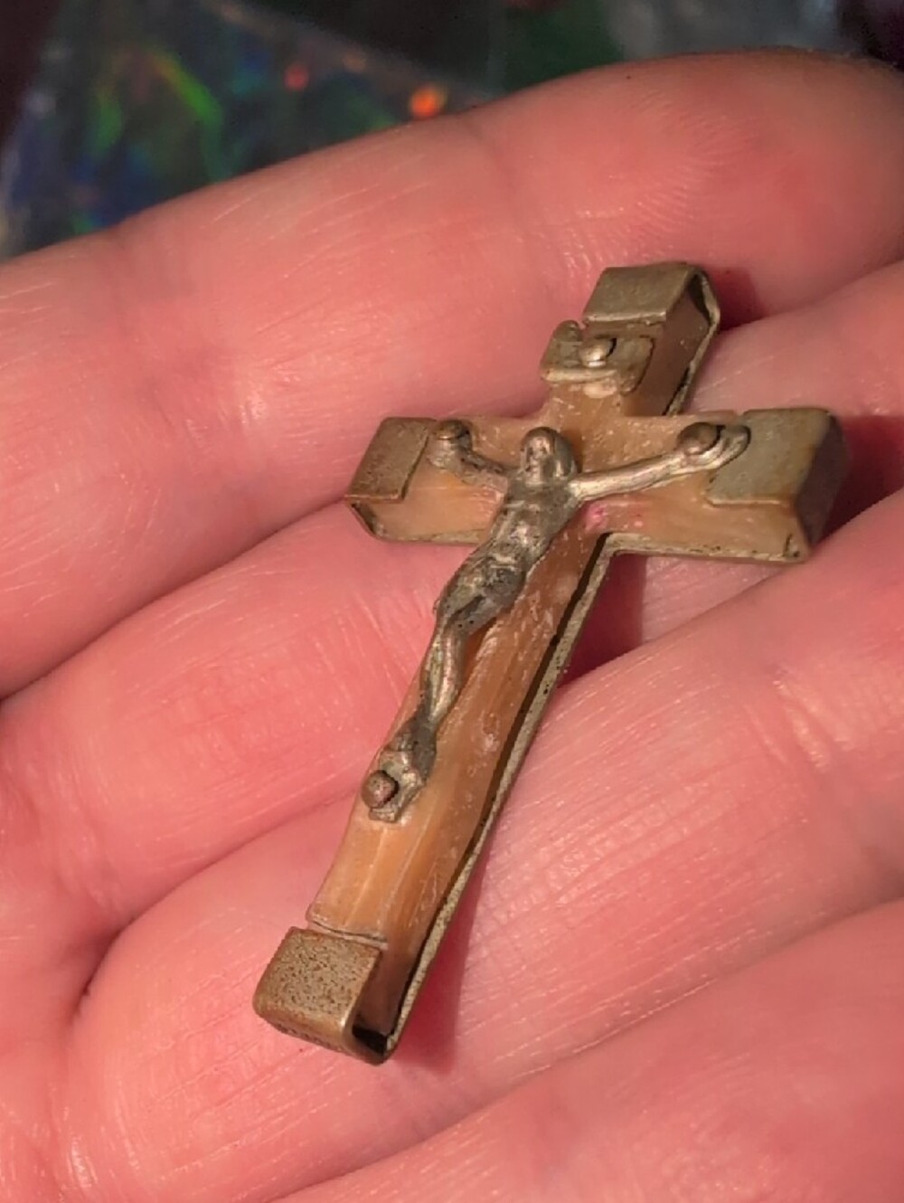 ❤️🔥10/$10❤️🔥 Vintage Crucifix Pendant Carved Mother Of Pearl - Picture 4 of 10